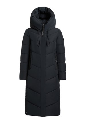 Lång, mörk pufferjacka med hög krage, med horisontell och chevron-söm, sidofickor och dragkedja framtill.