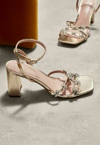 Next FOREVER COMFORT® JEWEL FLOWERS BLOCK HEEL REGULAR FIT - Sandalai - gold