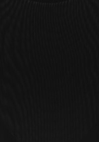 Texture de tissu noir avec des motifs ondulés subtils et des détails en maille fine, créant une impression de profondeur et de mouvement.