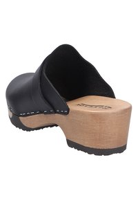 Sabot noir en cuir à enfiler avec talon plateforme en bois et semelle en caoutchouc, vu de dos et de côté.