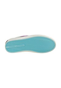 Sole in gomma di colore azzurro chiaro con motivi di grip testurizzati. Presenta un bordo bianco e la scritta "CRIME LONDON" incisa sul lato.