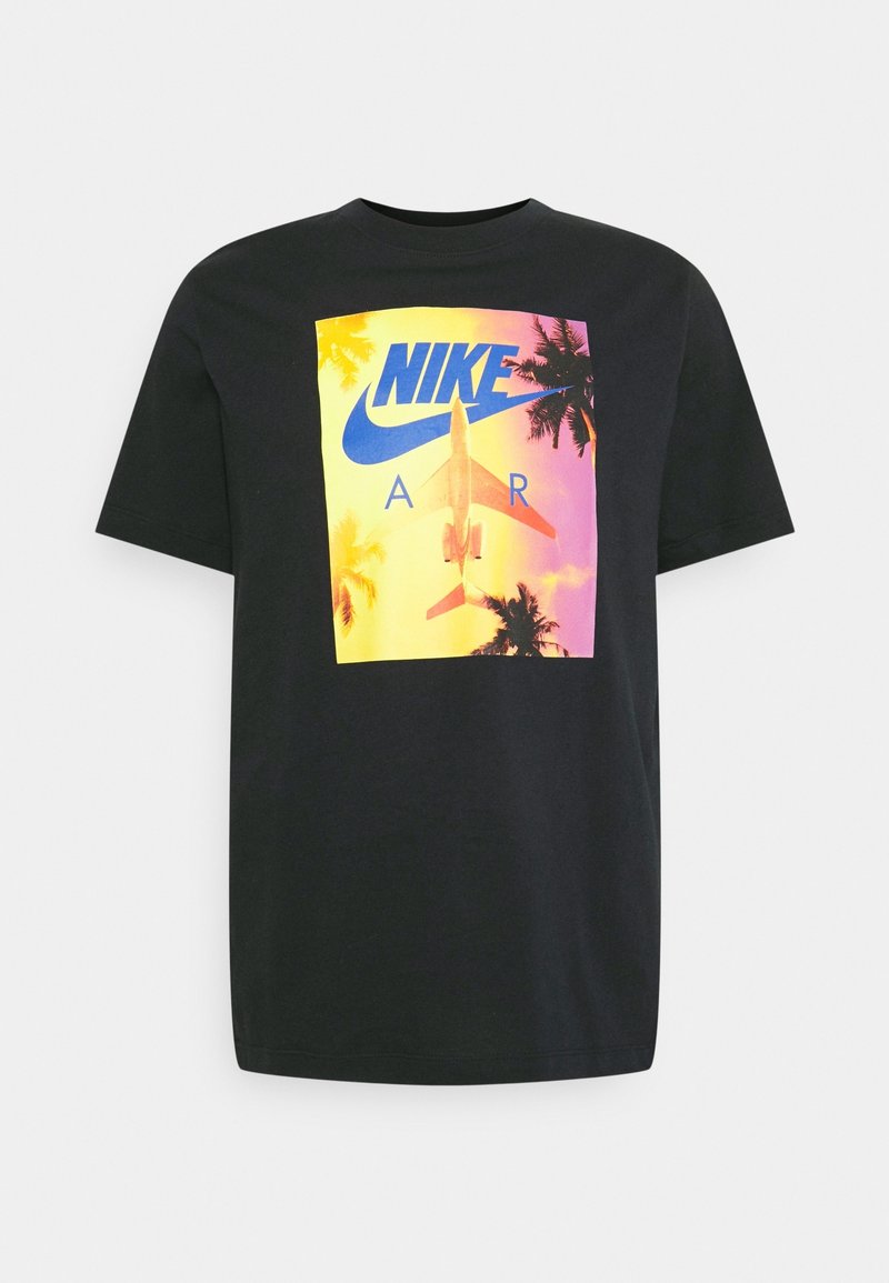 Černé bavlněné tričko s barevným grafickým potiskem letadla a palem, s nápisem "NIKE" tučně modře a "AIR" červeně.