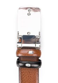 Brązowy skórzany pasek z błyszczącą, srebrną klamrą metalową. Posiada czarny skórzany akcent oraz fakturowaną powierzchnię na głównym pasku.