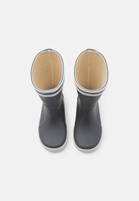 Bottes de pluie en caoutchouc noires avec une finition lisse, des ouvertures larges et un liseré blanc au sommet. Doublure intérieure douce de couleur marron.