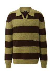Sweter dzianinowy w zielone i brązowe poziome paski, z kołnierzykiem, luźnym krojem i widocznymi detalami szwów.