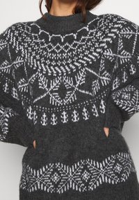 YAS Sweter