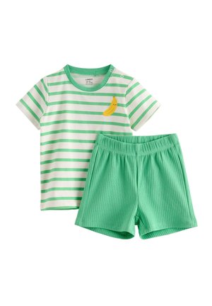 Vihreä-valkoraidallinen lyhythihainen paita, jossa hymyilevä banaanipatch ja yksiväriset vihreät ribbineulotut shortsit taaperolle.
