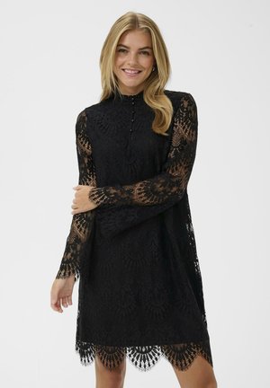 Schwarzes Spitzenkleid mit langen Ärmeln, hohem Kragen, Knopfleiste und gewelltem Saum. Strukturiertes florales Muster im gesamten Stoff.