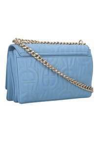 Borsa a spalla in pelle blu chiaro con design trapuntato, tracolla in catena dorata e chiusura piatta. Presenta più scomparti per la conservazione.