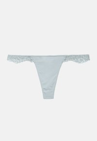 Γαλάζιο γυναικείο στρινγκ εσώρουχο με δαντέλα στις πλαϊνές πλευρές της ζώνης, απλωμένο επίπεδα σε απλό φόντο.