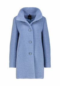 Cappotto strutturato blu chiaro con ampio colletto, quattro bottoni coordinati e due tasche laterali per maggiore funzionalità.