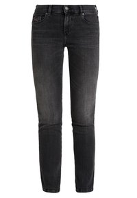 Jeans ajustados negros con ligero desvanecimiento, diseño de cinco bolsillos, cierre de botón y trabillas para cinturón, exhibidos sobre un fondo blanco.