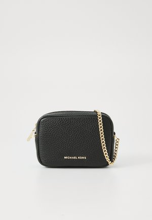 Sac en cuir noir à porter en bandoulière avec une surface texturée, une chaîne dorée, une fermeture zippée et un lettrage en logo doré sur le devant.