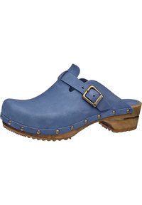 Zoccolo in pelle blu con suola in legno, cinturino con fibbia e dettagli metallici. Presenta una forma curva e una parte superiore testurizzata per una maggiore durata.