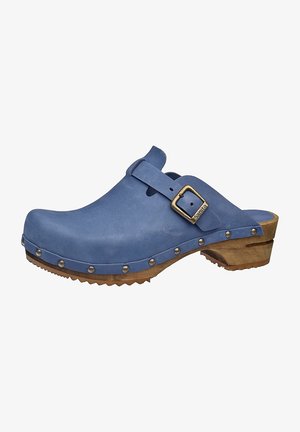 Zoccolo in pelle blu con suola in legno, cinturino con fibbia e dettagli metallici. Presenta una forma curva e una parte superiore testurizzata per una maggiore durata.