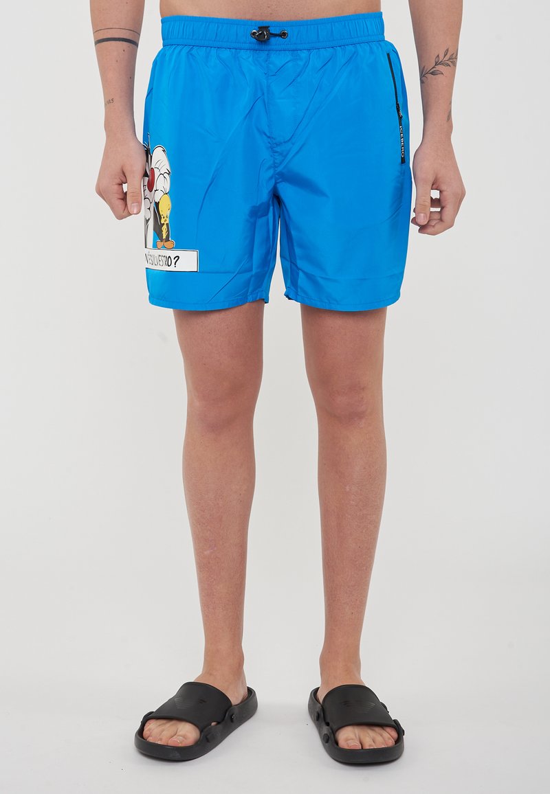 Blaue Badeshorts mit einer Kordelzug-Braut, seitlichen Reißverschlusstaschen und einer Cartoon-Grafik mit Charakteren und Text auf der Vorderseite.
