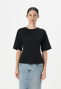 Gina Tricot FITTED TEE - Jednoduché tričko - black