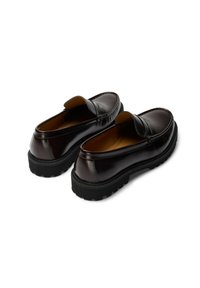 Mocassins en cuir marron à profil bas, dotés d'une semelle intérieure rembourrée et d'une semelle extérieure en caoutchouc texturée pour l'adhérence.