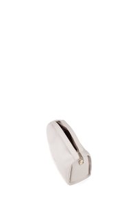 Bolso de cosméticos de piel gris claro con forma rectangular, cierre superior de cremallera y un acento en tono dorado. Exterior texturizado y interior beige.