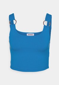 Haut court bleu côtelé avec larges bretelles et accents en anneau argenté. Le matériau semble extensible et moulant, avec un col rond et des bords nets.