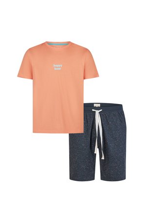Koraal kortärmelig shirt met tekst "happy hour" gecombineerd met donkerblauwe short met trekkoord en gevlekt patroon.