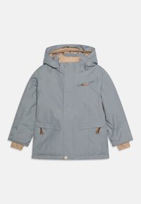 Jasnoniebieska wodoodporna kurtka z kapturem, dwoma bocznymi kieszeniami, kieszenią na piersi oraz brązowymi wykończeniami na mankietach. Gładka tekstura i prosty design.