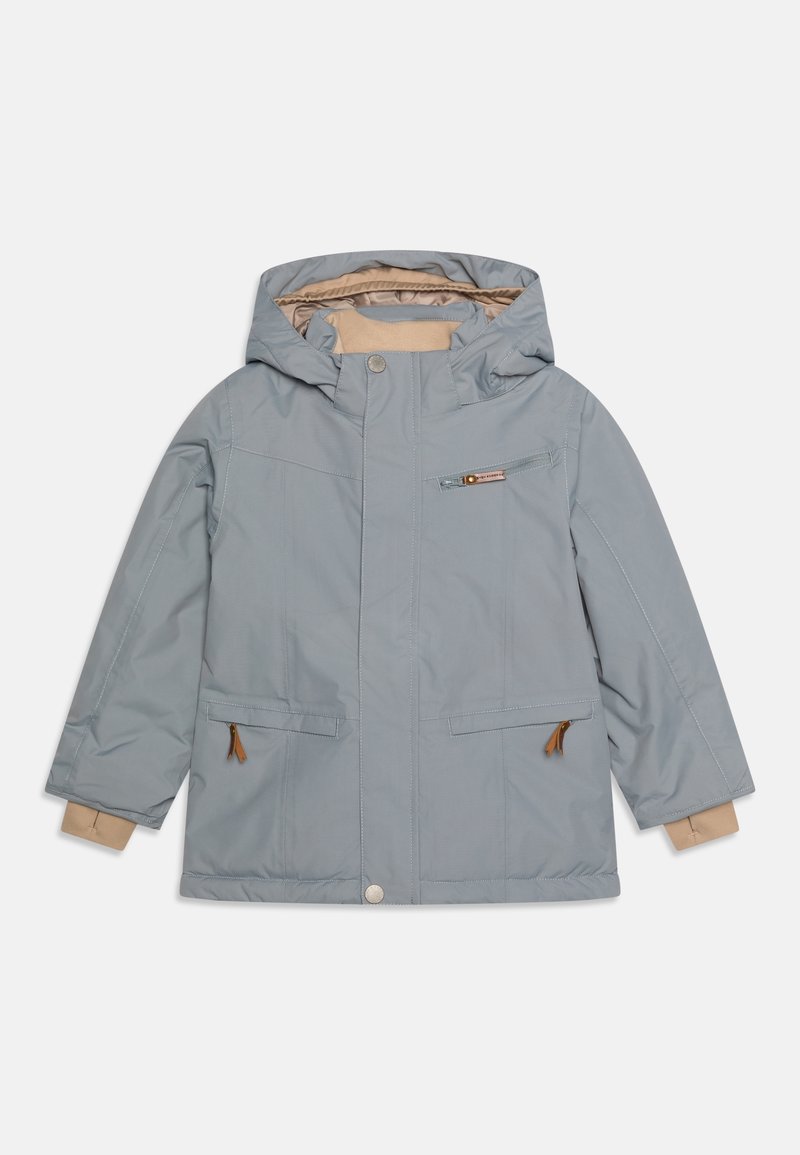 Jasnoniebieska wodoodporna kurtka z kapturem, dwoma bocznymi kieszeniami, kieszenią na piersi oraz brązowymi wykończeniami na mankietach. Gładka tekstura i prosty design.