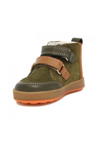 Grüner Wildleder-Hochschuh mit braunen synthetischen Riemen, orangefarbener Gummisohle, kontrastierenden Nähten und gepolsterter Kragen für zusätzlichen Komfort.