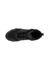 Scarpa sportiva nera realizzata in materiali mesh e sintetici. Presenta un colletto imbottito, una chiusura con lacci e una suola in gomma testurizzata.