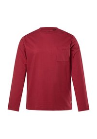 Maglietta rossa a maniche lunghe in cotone, caratterizzata da un collo rotondo e una tasca sul lato sinistro del petto. Design semplice e a tinta unita.