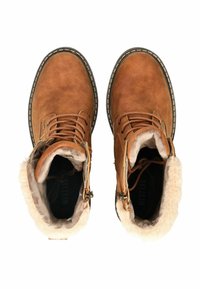 Bruine nep leren enkelboots met een gestructureerde afwerking, vetersluiting en een fluffy voering. Zijritsen en contrasterende stiksel details.