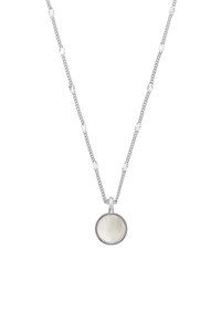 Zilveren ketting met een ronde parelmoer hanger. De ketting heeft decoratieve schakels en een gepolijste afwerking.