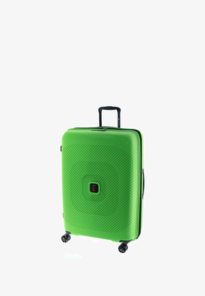 Valigia rigida verde con manico nero estensibile e quattro ruote girevoli su sfondo bianco.