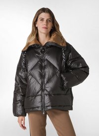 Zwarte pufferjack met een bruine kraag, gewatteerd ontwerp, ritssluiting aan de voorkant en trekkoorddetails. Glanzend materiaal met een relaxed fit.