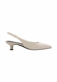 Chaussures slingbacks beiges avec bout pointu, petit talon kitten et finition lisse. Découpe latérale pour la ventilation, semelle extérieure noire pour le contraste.