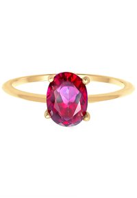 Guldring med en oval, facetteret rød ædelsten, sat i fire kløer med en glat ring for et poleret look.