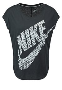 Svart Nike T-shirt med stor vit Nike-logotyp gjord av upprepad liten text som säger "Det finns ingen mållinje."