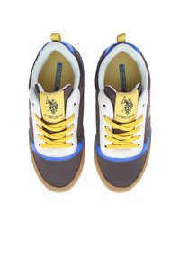 Hnědé textilní tenisky s modrými a bílými akcenty, žlutými tkaničkami, polstrovaným límcem a logem na jazyku. Gumová podrážka.