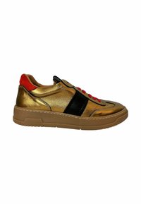 Metallisch goldene Sneakers mit einem schwarzen Streifen, roten Schnürsenkeln und einem strukturierten roten Akzent an der Ferse. Gummisohle f�ür Komfort und Langlebigkeit.