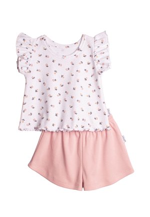 Biały, krótki rękaw, top dla malucha z małym kwiatowym wzorem i falbanianymi rękawkami, w połączeniu z jednolitymi jasnoróżowymi szortami z elastyczną talią.