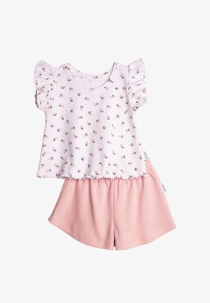 Biały, krótki rękaw, top dla malucha z małym kwiatowym wzorem i falbanianymi rękawkami, w połączeniu z jednolitymi jasnoróżowymi szortami z elastyczną talią.