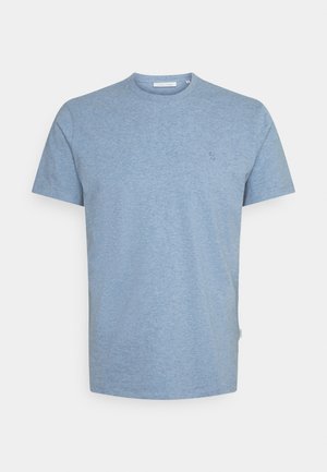 T-shirt blu chiaro mélange a maniche corte con collezione girocollo, dotato di un logo sottile sul lato sinistro del petto e di un piccolo etichetta di stoffa sul lato sinistro della cucitura.