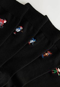 Sosete negre cu modele brodate colorate de om de zăpadă, ren și pinguin, cu manșete striate pentru un plus de textură.