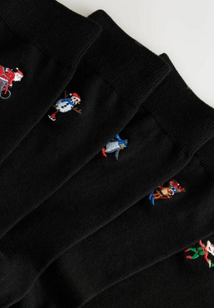 Mustad must sokid, mis on kaunistatud värvikirevate tikanditega lumemehe, põhjapõdra ja pingviini kujutistega, ribakudumisega varrukaotsad lisaks tekstuuri. 