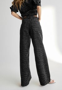 Next ZEBRA WIDE LEG   - Flared-farkut - washed black