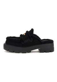 Čierne slip-on topánky s chlpovitým povrchom, so silnou podrážkou a dekoračným pásikom na hornej časti. Ozdobené logom.