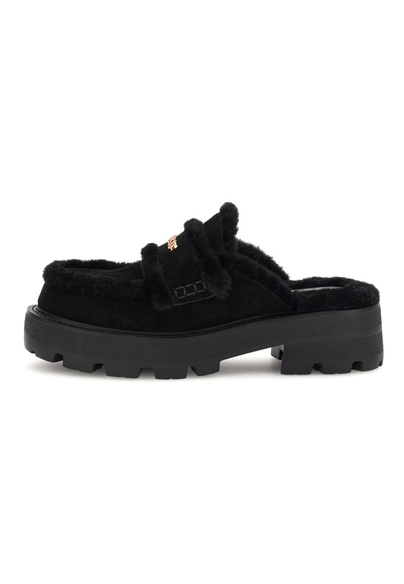 Čierne slip-on topánky s chlpovitým povrchom, so silnou podrážkou a dekoračným pásikom na hornej časti. Ozdobené logom.