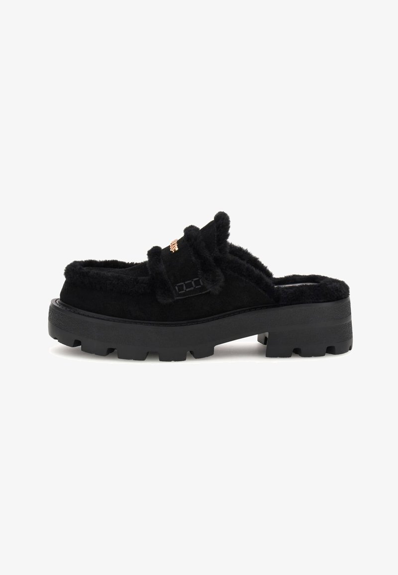 Čierne slip-on topánky s chlpovitým povrchom, so silnou podrážkou a dekoračným pásikom na hornej časti. Ozdobené logom.