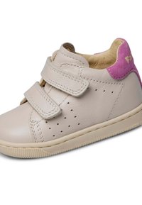 Sneaker en cuir beige avec deux bandes velcro, design perforé et une accent en daim rose au talon. Semelle en caoutchouc avec grip texturé.
