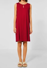 Rotes ärmelloses Kleid mit rundem Ausschnitt und Schlüsselaugen-Detail, das eine lockere Passform und einen glatten, leichten Stoff aufweist.